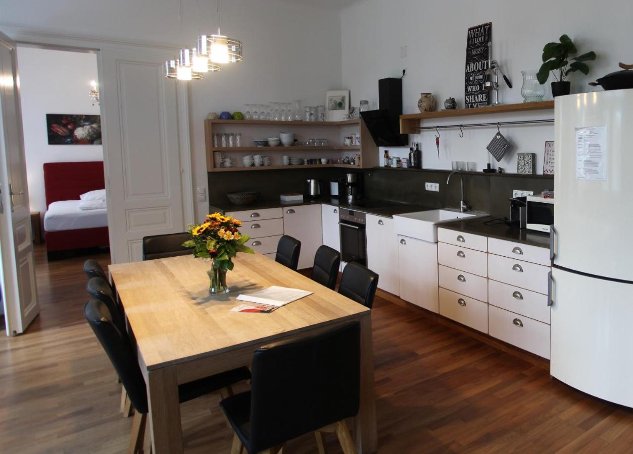 Casa Nostra - Ausgefallene Wohnung Am Augarten Wina Bagian luar foto