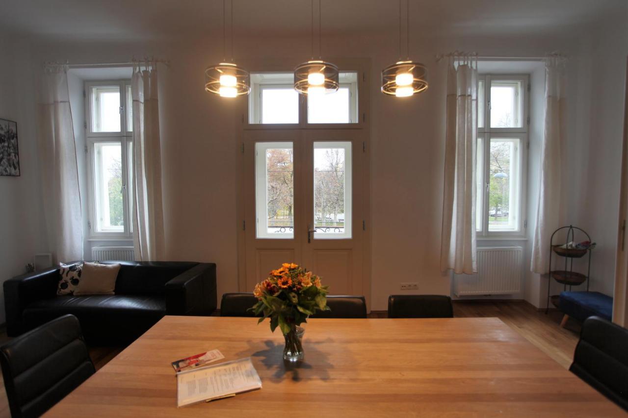 Casa Nostra - Ausgefallene Wohnung Am Augarten Wina Bagian luar foto