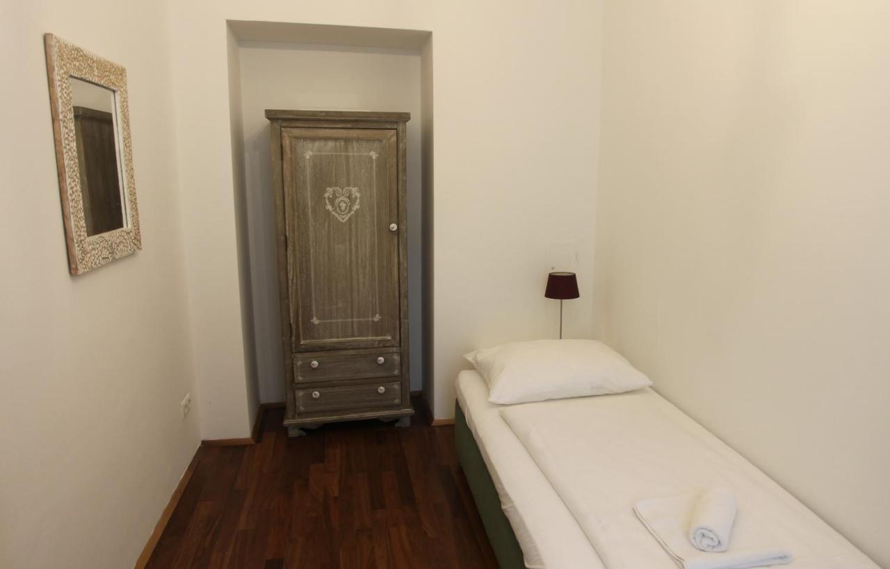 Casa Nostra - Ausgefallene Wohnung Am Augarten Wina Bagian luar foto