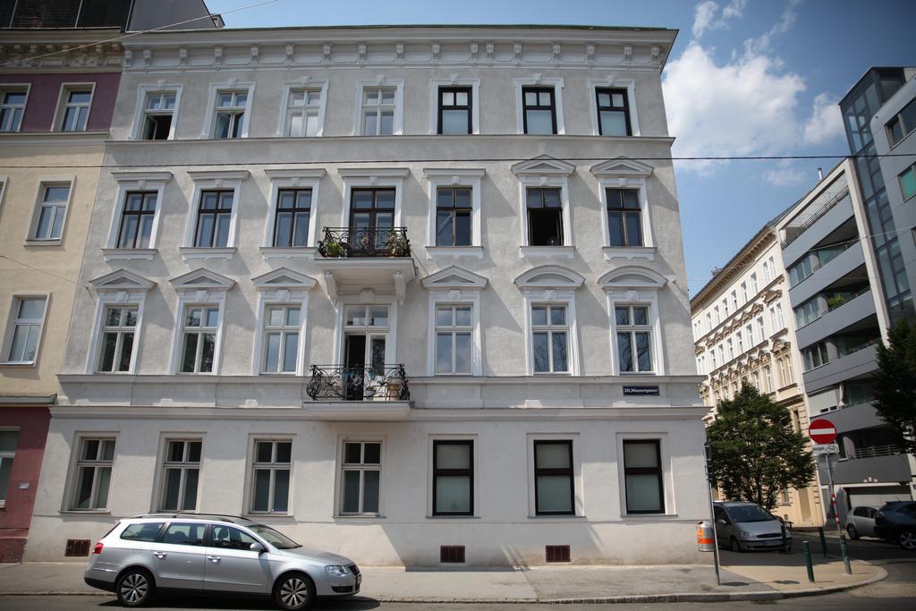 Casa Nostra - Ausgefallene Wohnung Am Augarten Wina Bagian luar foto